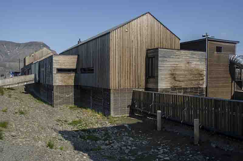 08 - Noruega - islas Svalbard - isla de Spitsbergen - Longyearbyen - escuela